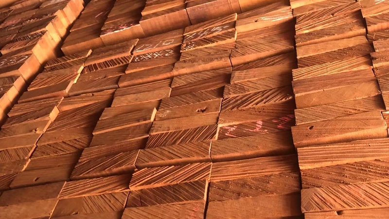 免漆皮脱落了，还能重新贴上吗？**